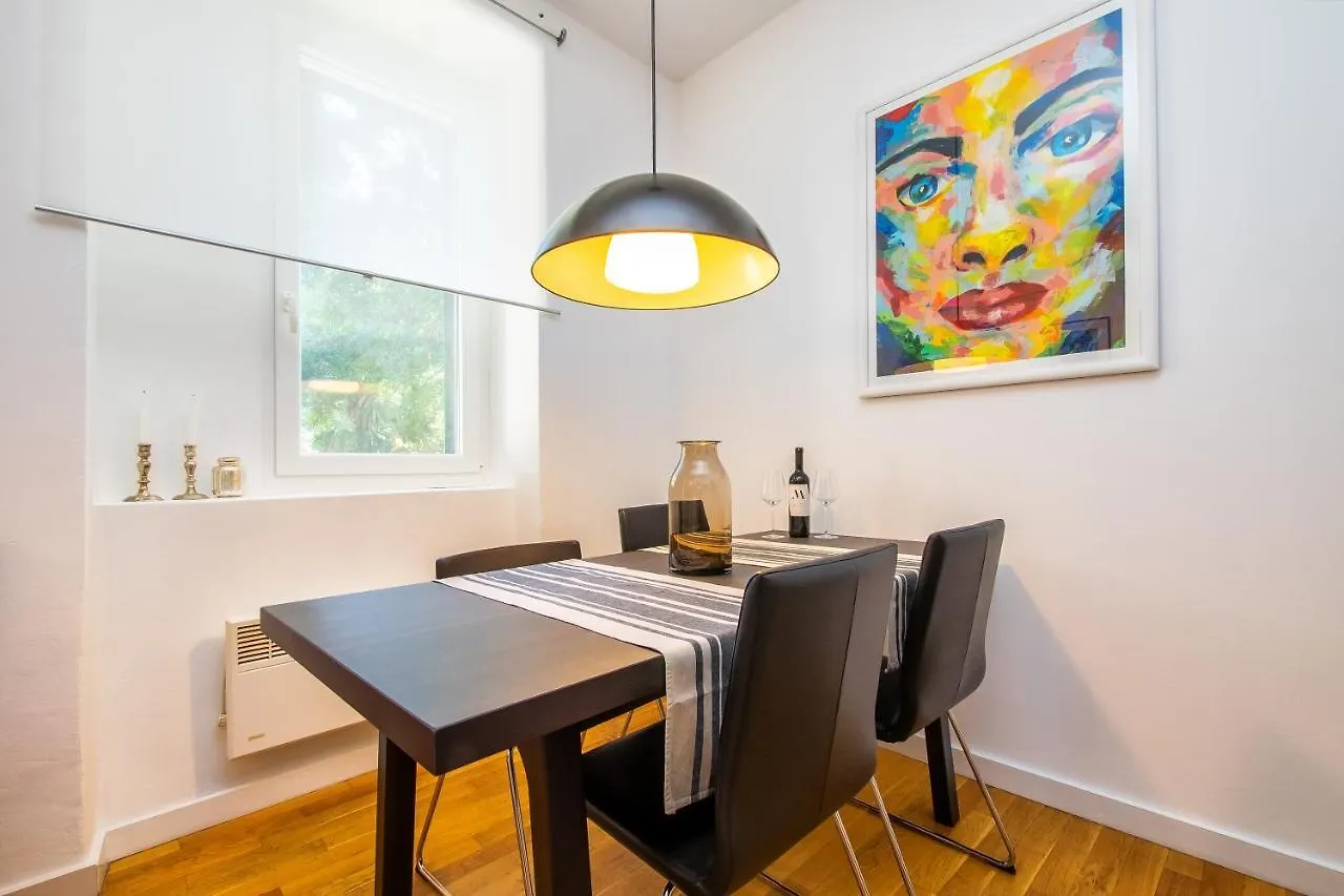 Minimalist Hidden Gem Spacious Flat In Center Split Apartment