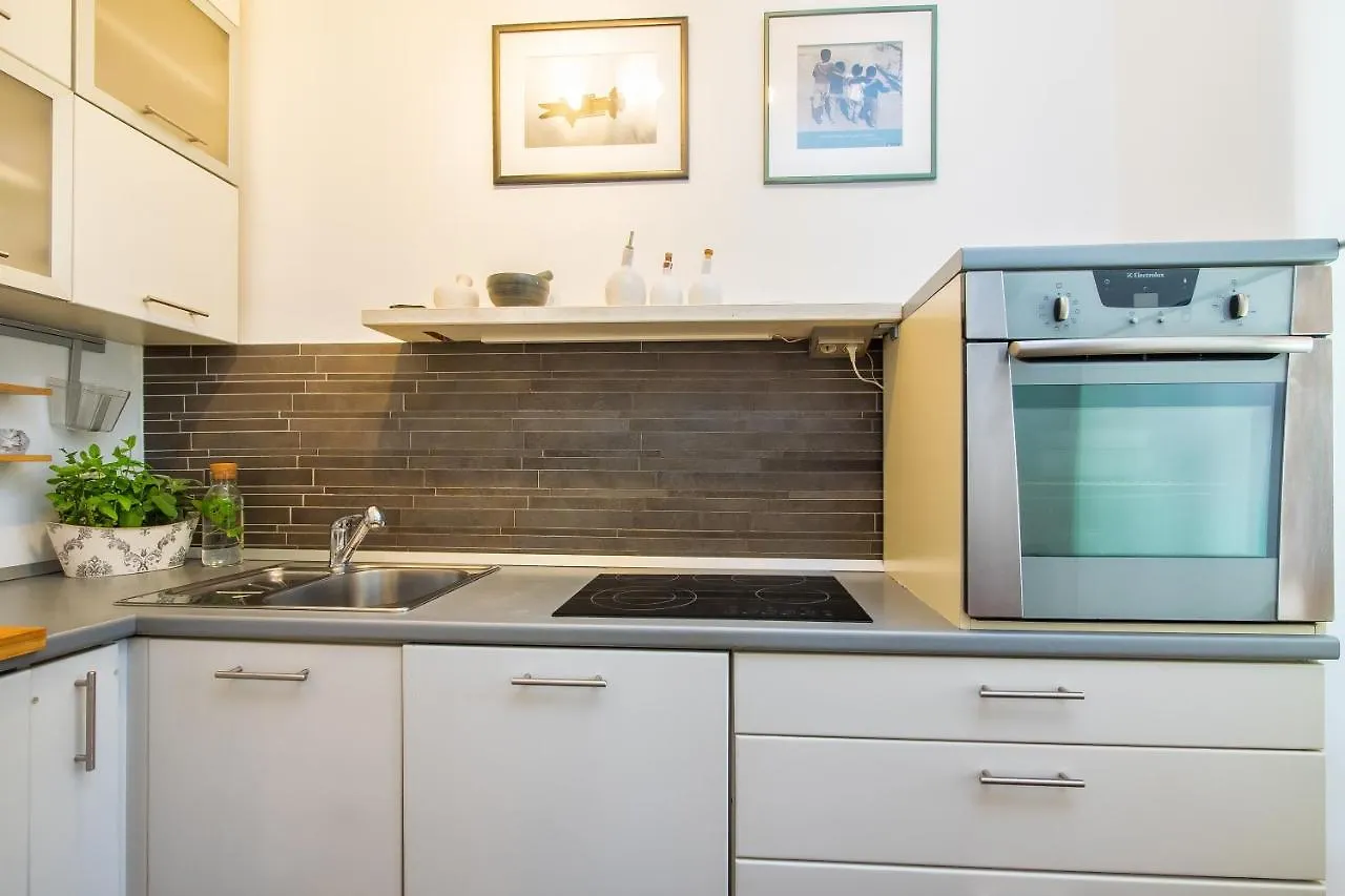 Minimalist Hidden Gem Spacious Flat In Center Split Apartment