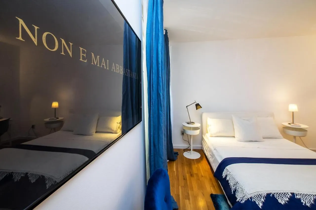 Minimalist Hidden Gem Spacious Flat In Center Split Apartment