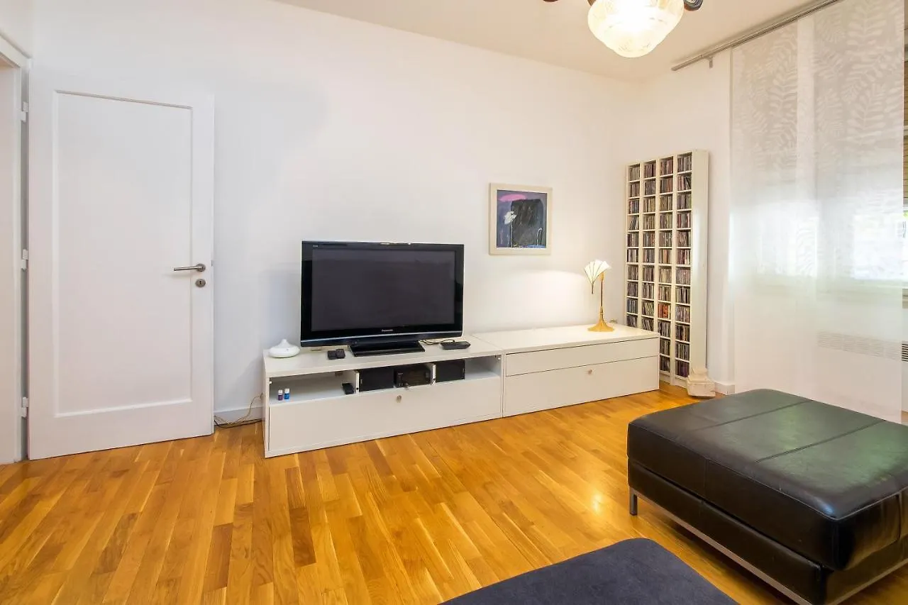 Minimalist Hidden Gem Spacious Flat In Center Split 0*,