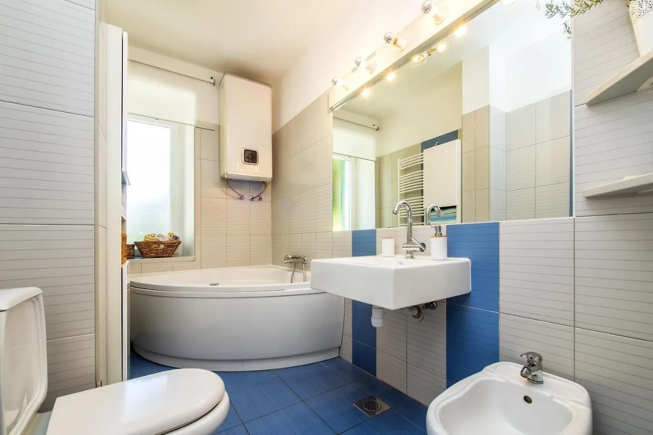 Minimalist Hidden Gem Spacious Flat In Center Split Apartment