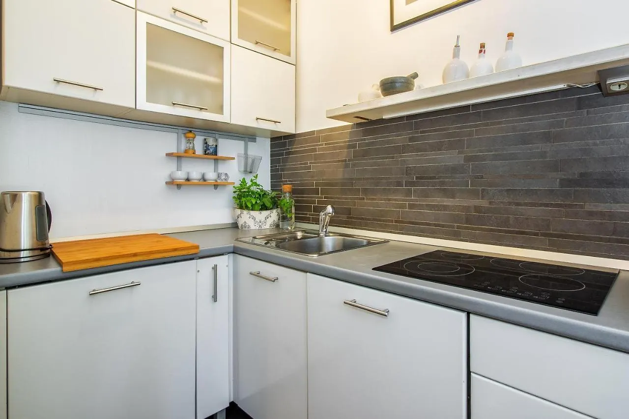Minimalist Hidden Gem Spacious Flat In Center Split