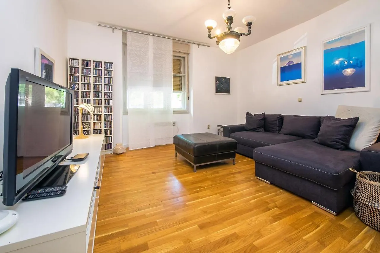 Minimalist Hidden Gem Spacious Flat In Center Split
